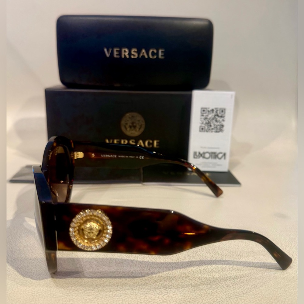 New Women’s Versace Sunglasses - Picture 4 of 8